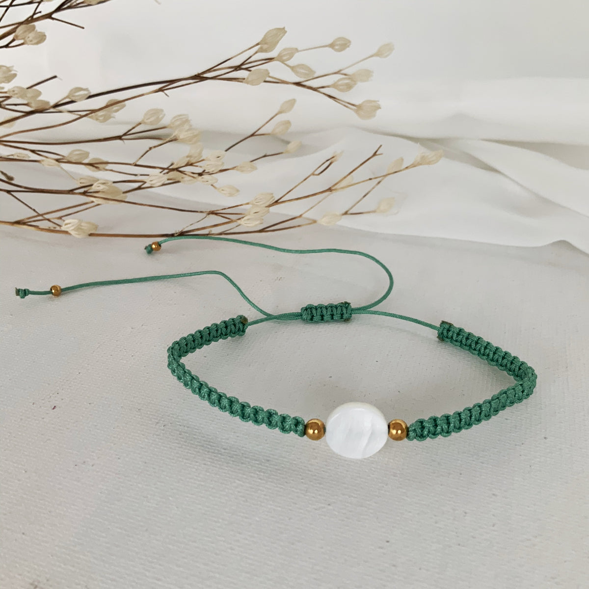 Pulsera de hilo ajustable verde agua con concha nacar