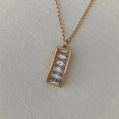 Cadena con dije geométrico con cristales blancos enchapada en oro 18k