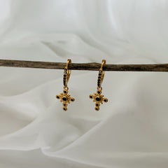 Mini argollas cruces barrocas en plata 925 bañado en oro 18k