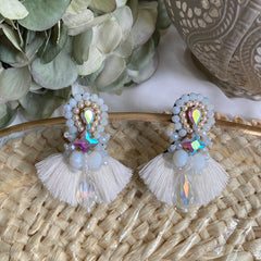 Aretes Gigi blanco hueso tornasol