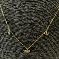 Collar Penélope con tres dijes enchado en oro 18k