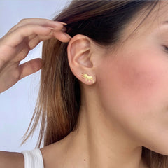 Aretes estela de luz semi circular en plata 925 bañado en oro 18k
