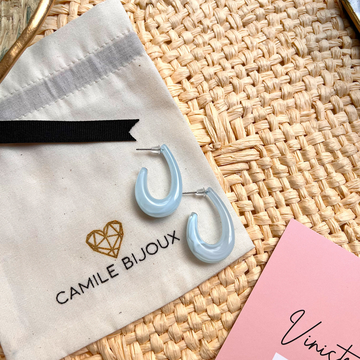 Aretes argollas acrílicas tipo gota abierta celeste