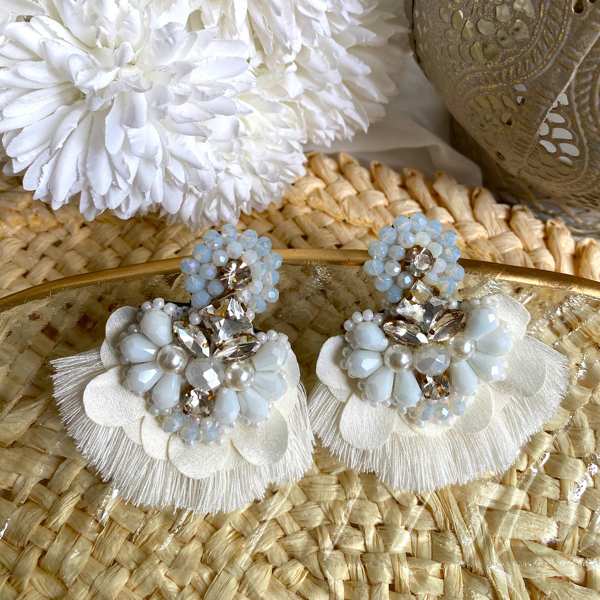 Aretes Uma,  bordados a Mano color blanco hueso