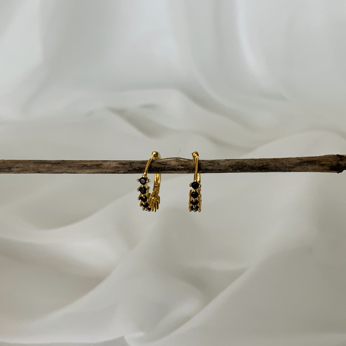 Mini argollas circones negros en plata 925 bañado en oro 18k