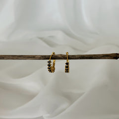 Mini argollas circones negros en plata 925 bañado en oro 18k