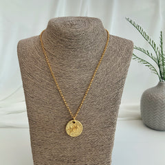 Collar con dije de moneda grabada enchapado en oro 18k