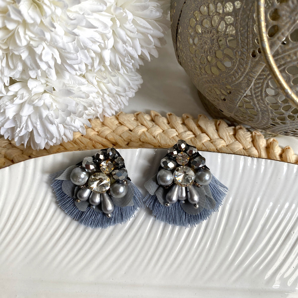 Aretes Mireia,  bordados a Mano color plateado plomo