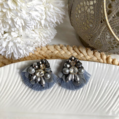 Aretes Mireia,  bordados a Mano color plateado plomo