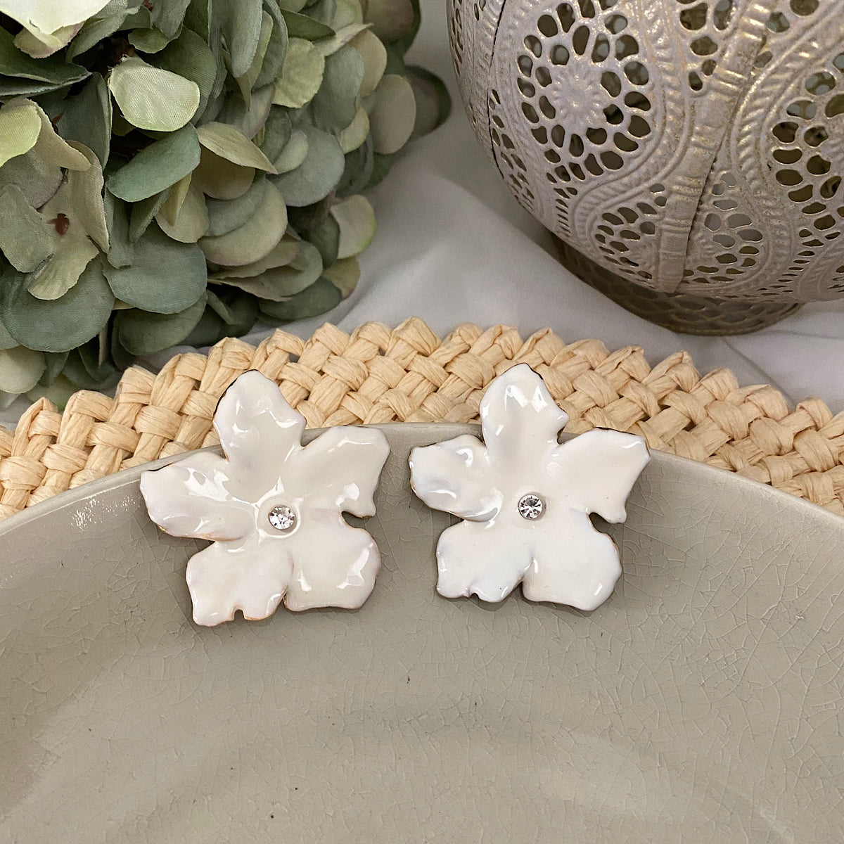 Aretes flor esmaltado blanco