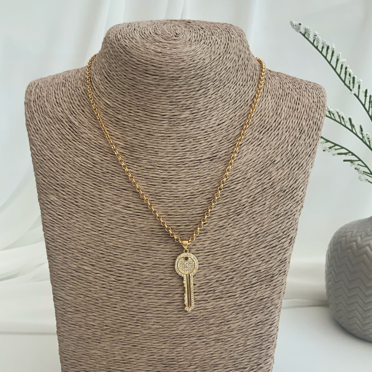 Collar con llave con circones enchapado en oro 18k