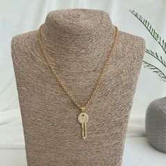 Collar con llave con circones enchapado en oro 18k