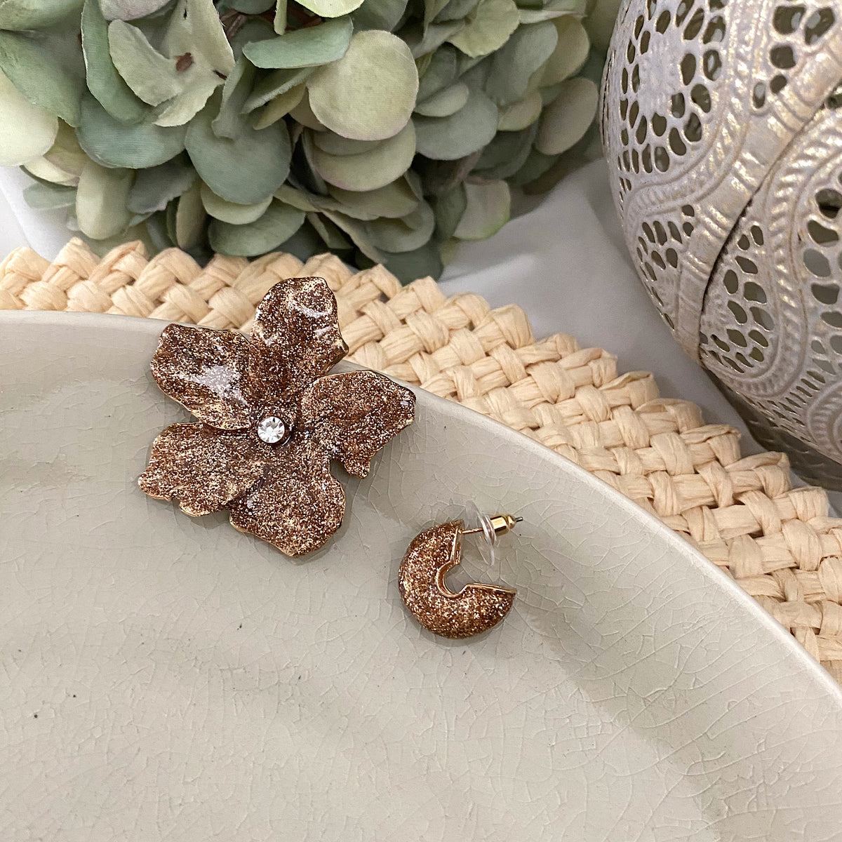 Aretes flor y media argolla esmaltado marrón dorado