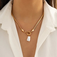 Collar snake dorado con broche timón y perla