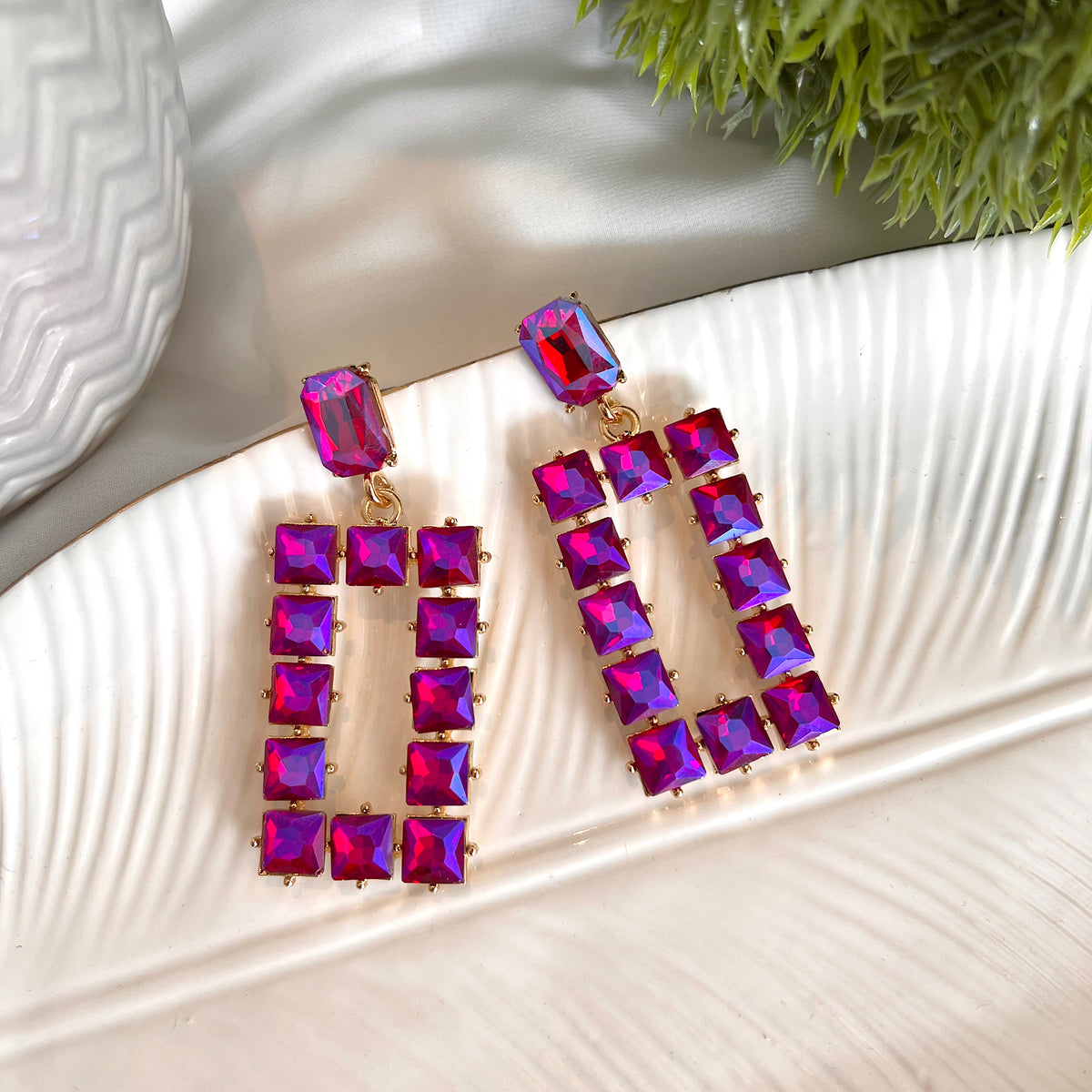 Aretes full cristales multicolor dorado, fucsia tornasolado