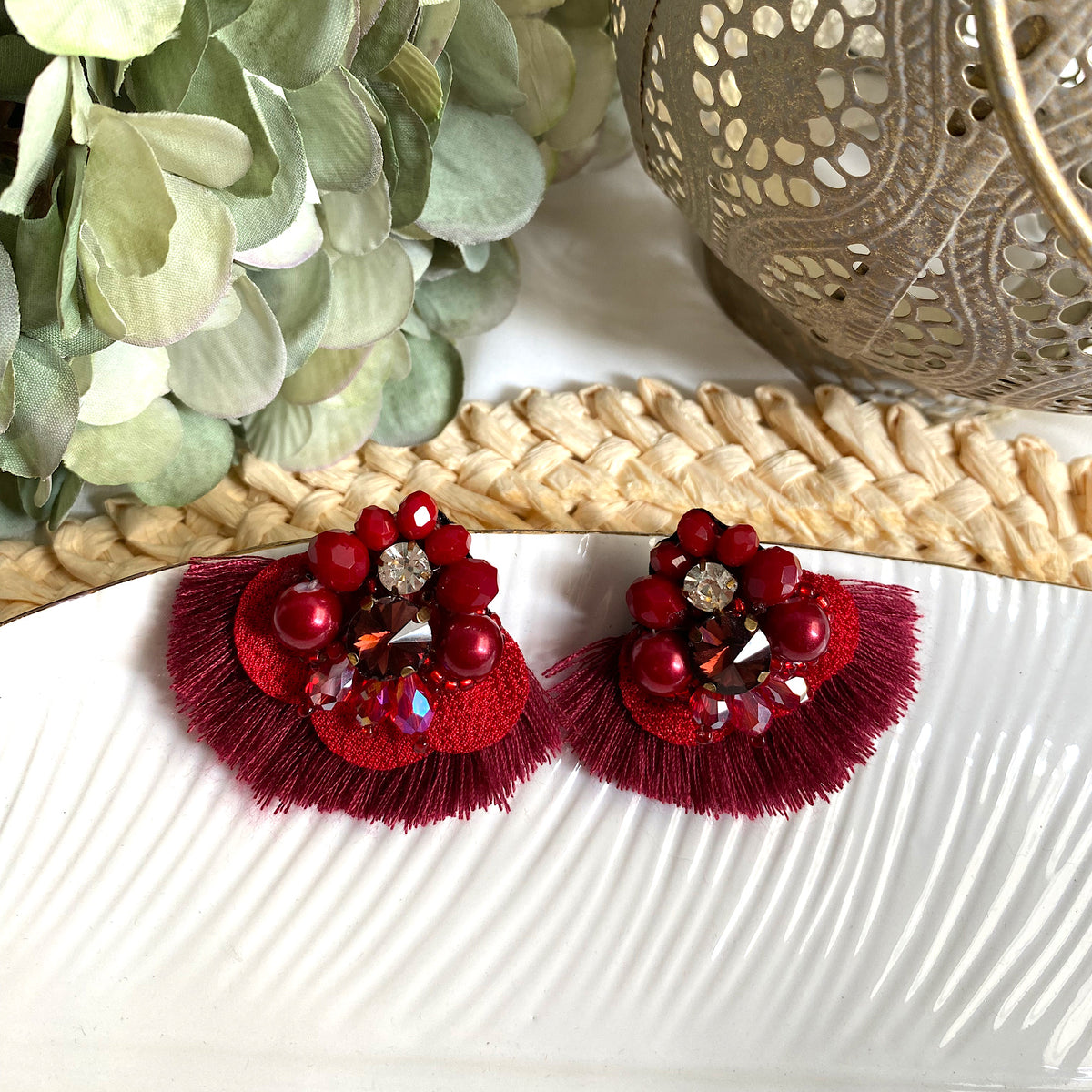 Aretes Mireia,  bordados a Mano color vino rojo