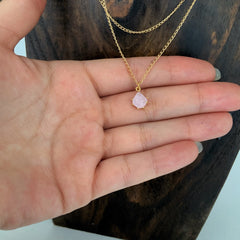 Collar doble caída con cuarzo rosado enchapado en oro 18k