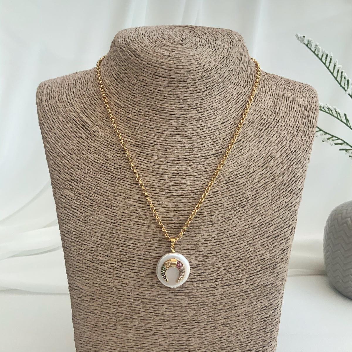 Collar Nacar media luna enchapado en oro 18k