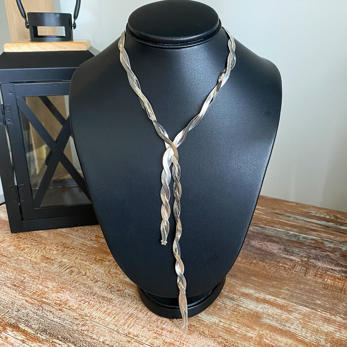 Collar snake plateado trenzado estilo corbata