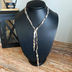 Collar snake plateado trenzado estilo corbata