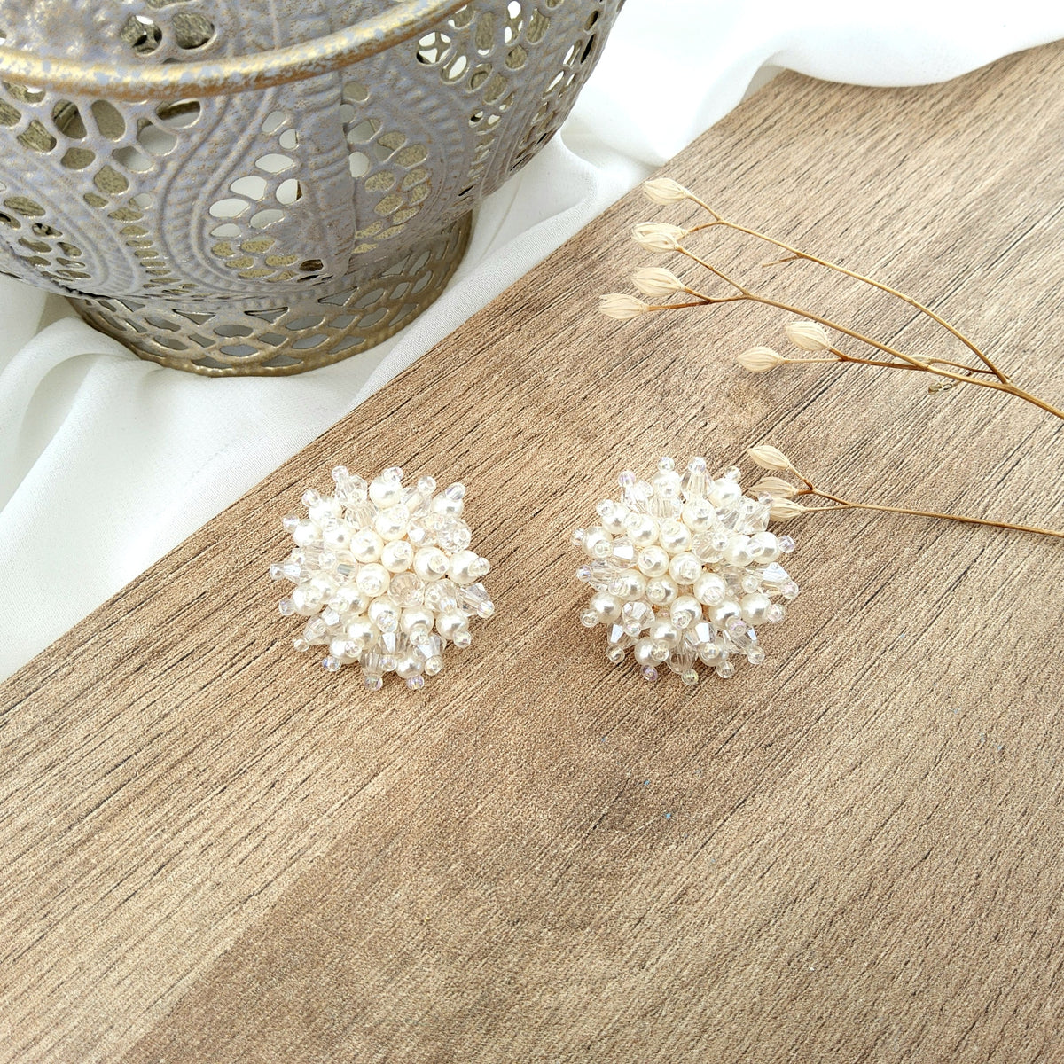 Arete botón bordado  blanco