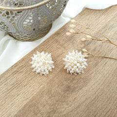 Arete botón bordado  blanco