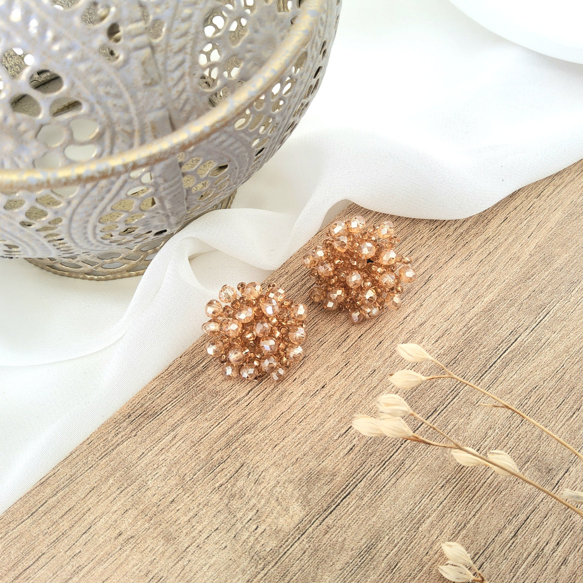 Arete botón bordado nude