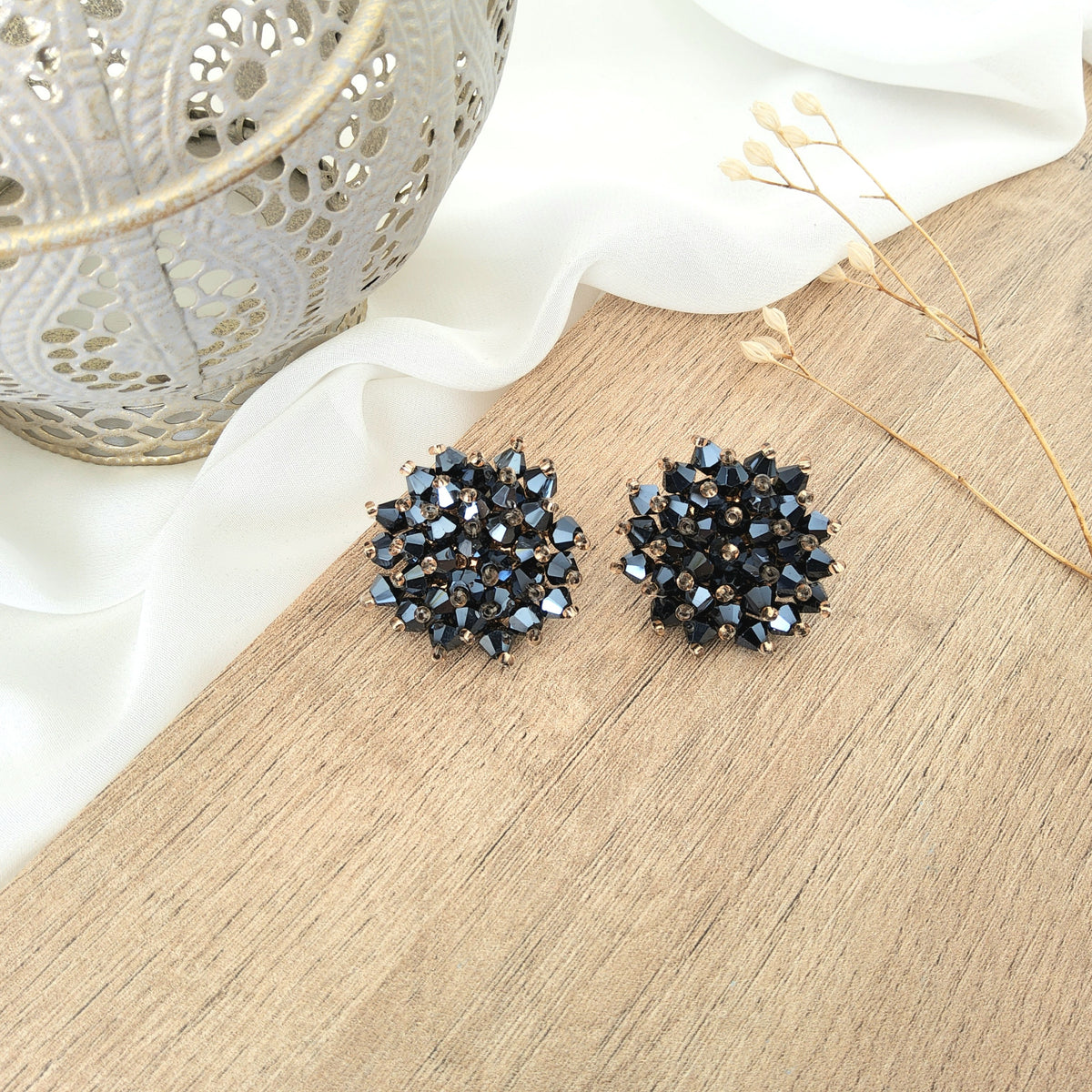 Arete botón bordado negro plomo brillante