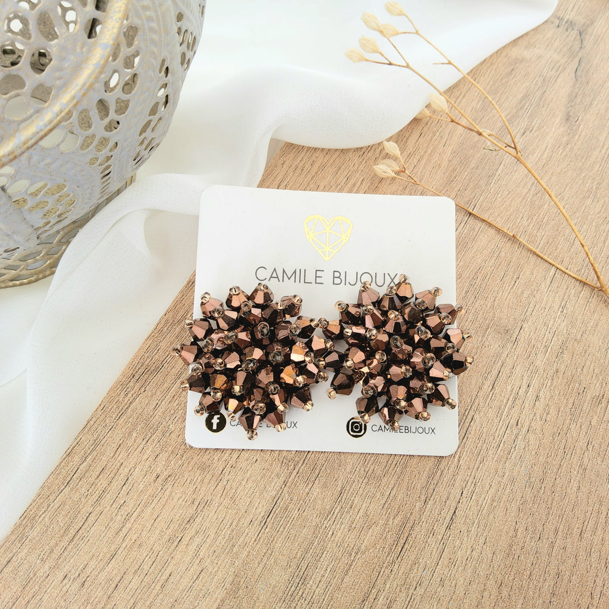 Arete botón bordado dorado