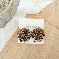 Arete botón bordado dorado