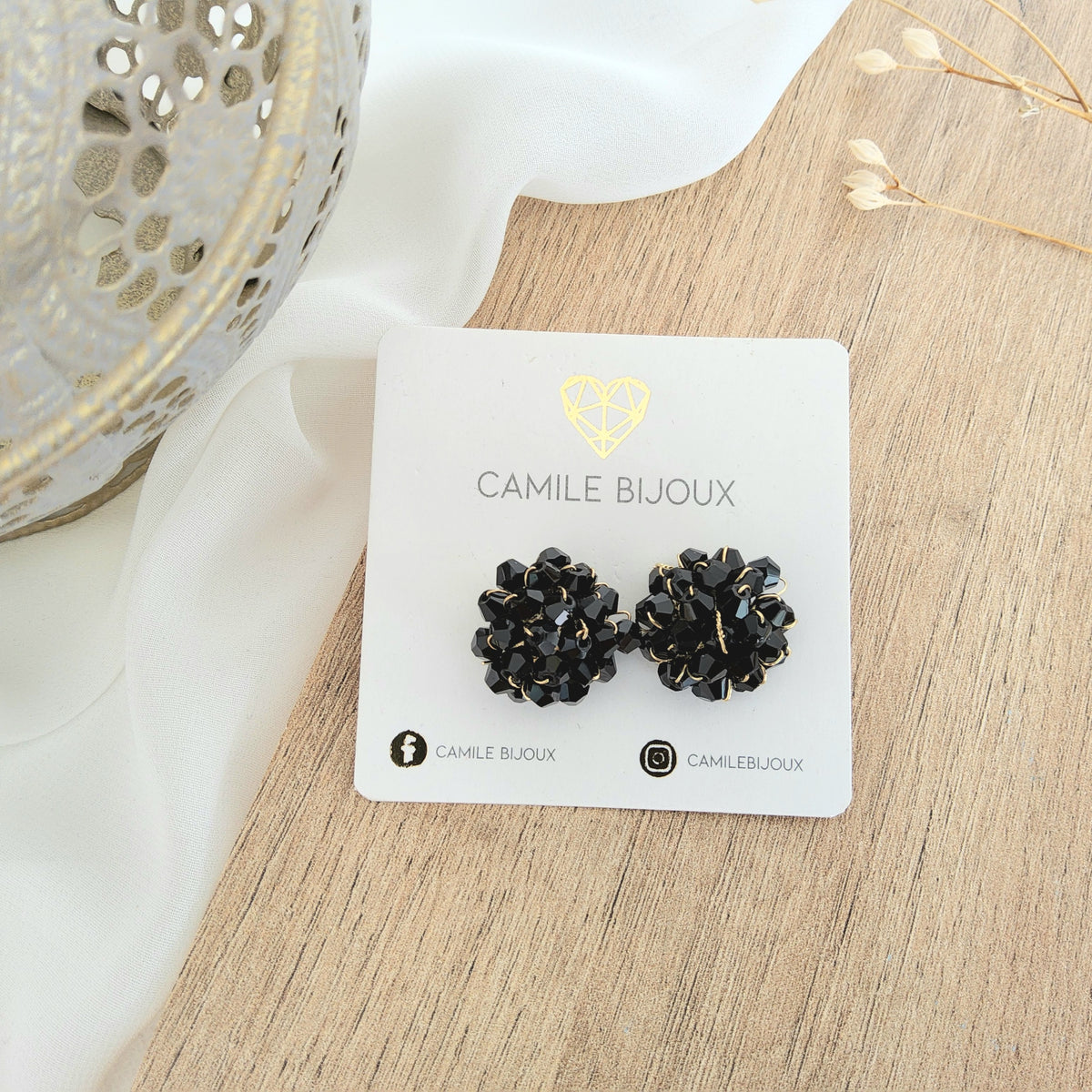 Arete botón bordado negro