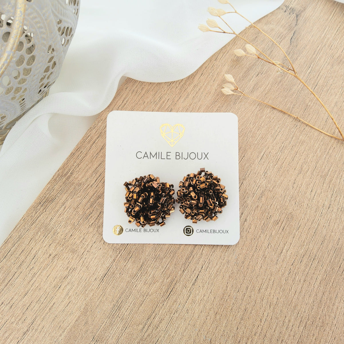 Arete botón bordado dorado