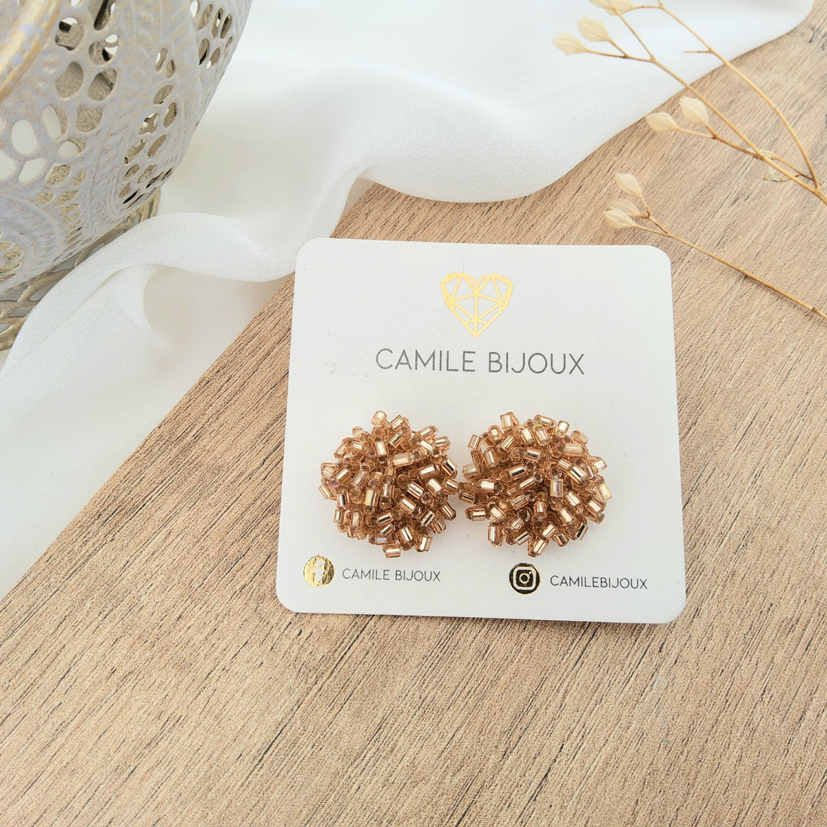 Arete botón bordado nude mostacilla tubo