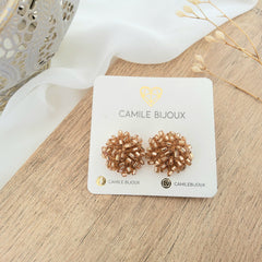 Arete botón bordado nude mostacilla tubo