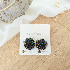 Arete botón bordado negro tornasol