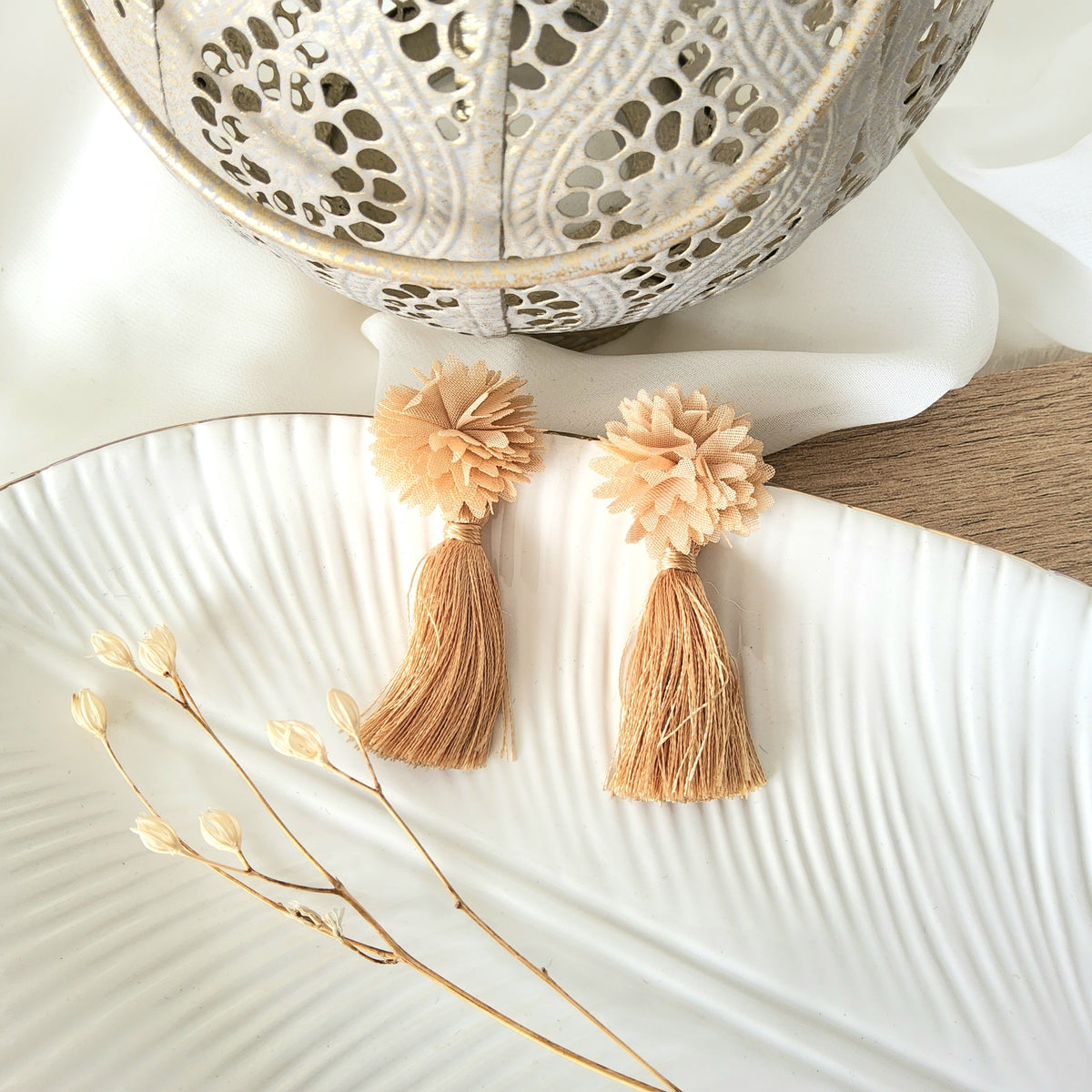 Aretes mini flor con borla nude