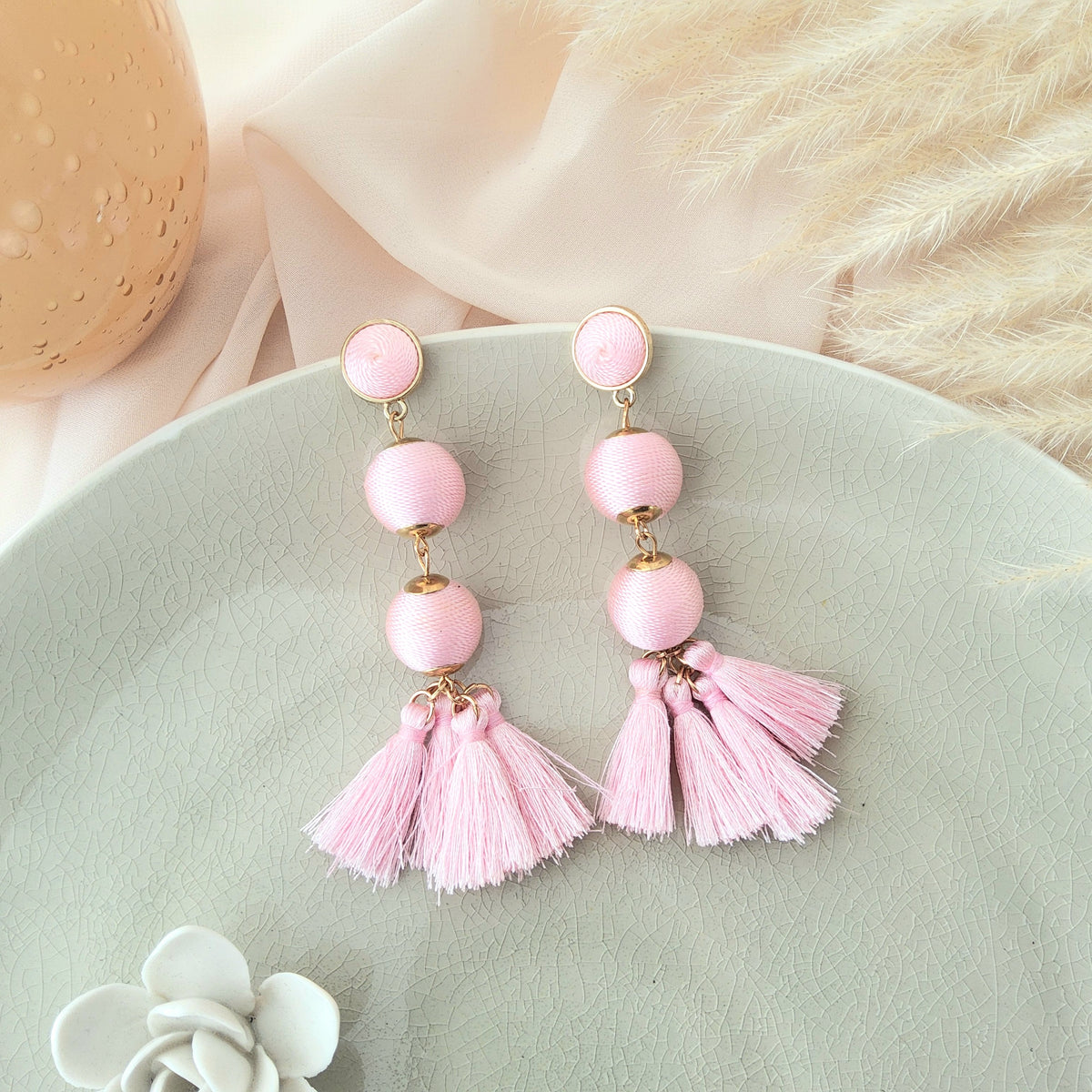 Aretes bolitas tejidas rosado pastel