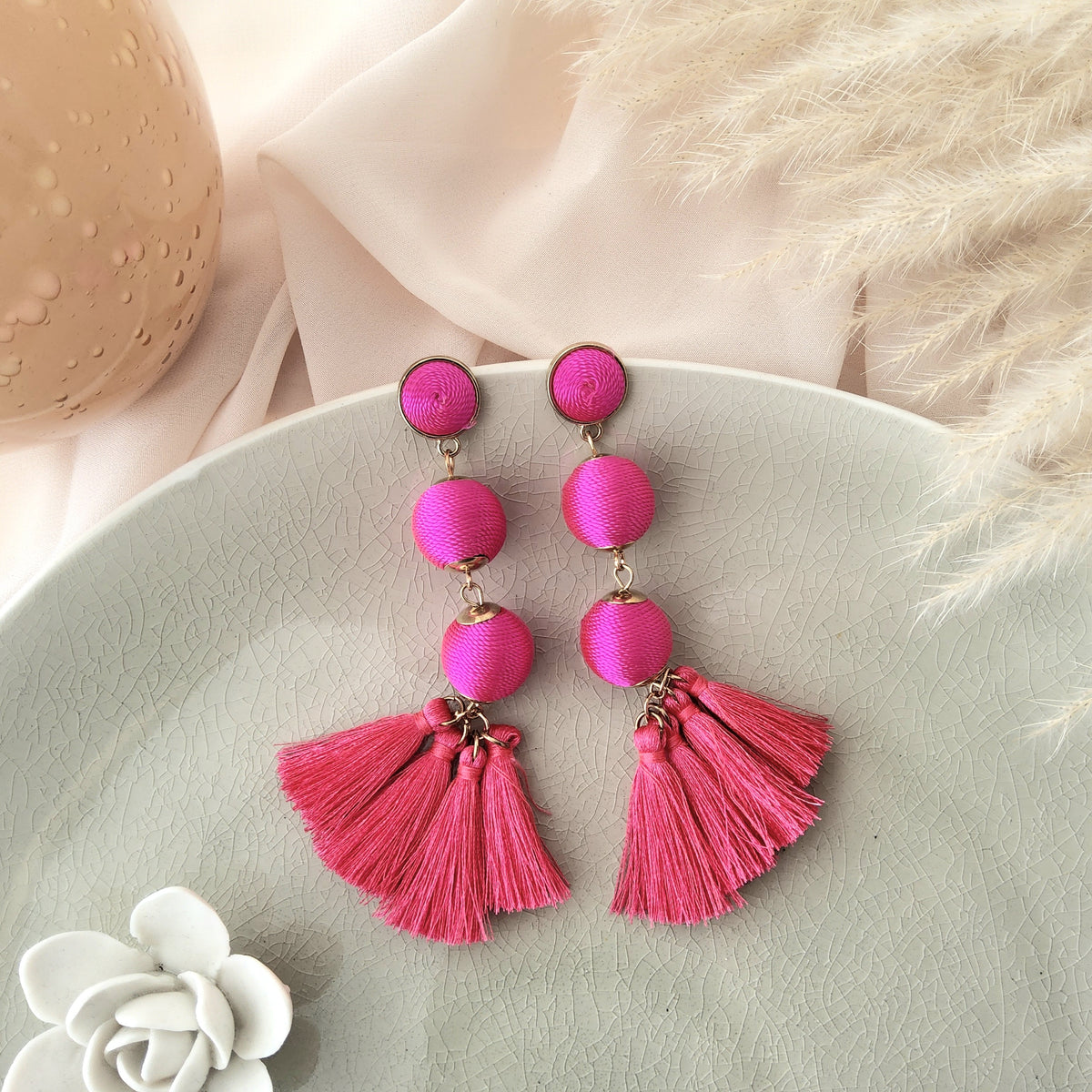 Aretes bolitas tejidas rosado neón