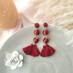 Aretes bolitas tejidas vino