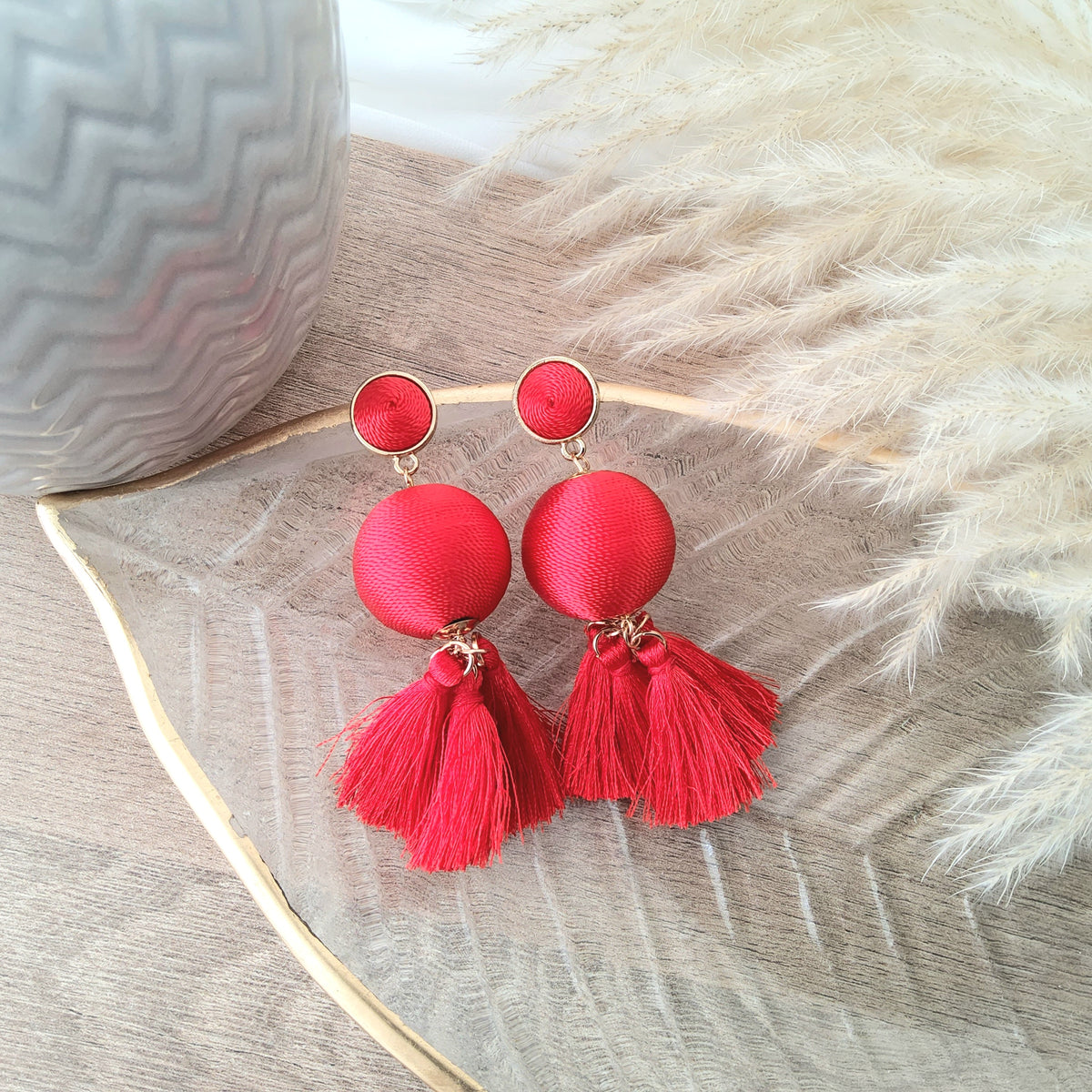 Aretes bolita tejida y borla rojo