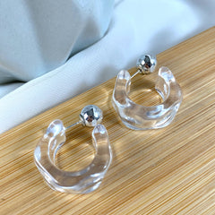 Aretes argollas Delfina  clear, acrílico transparente, blanco