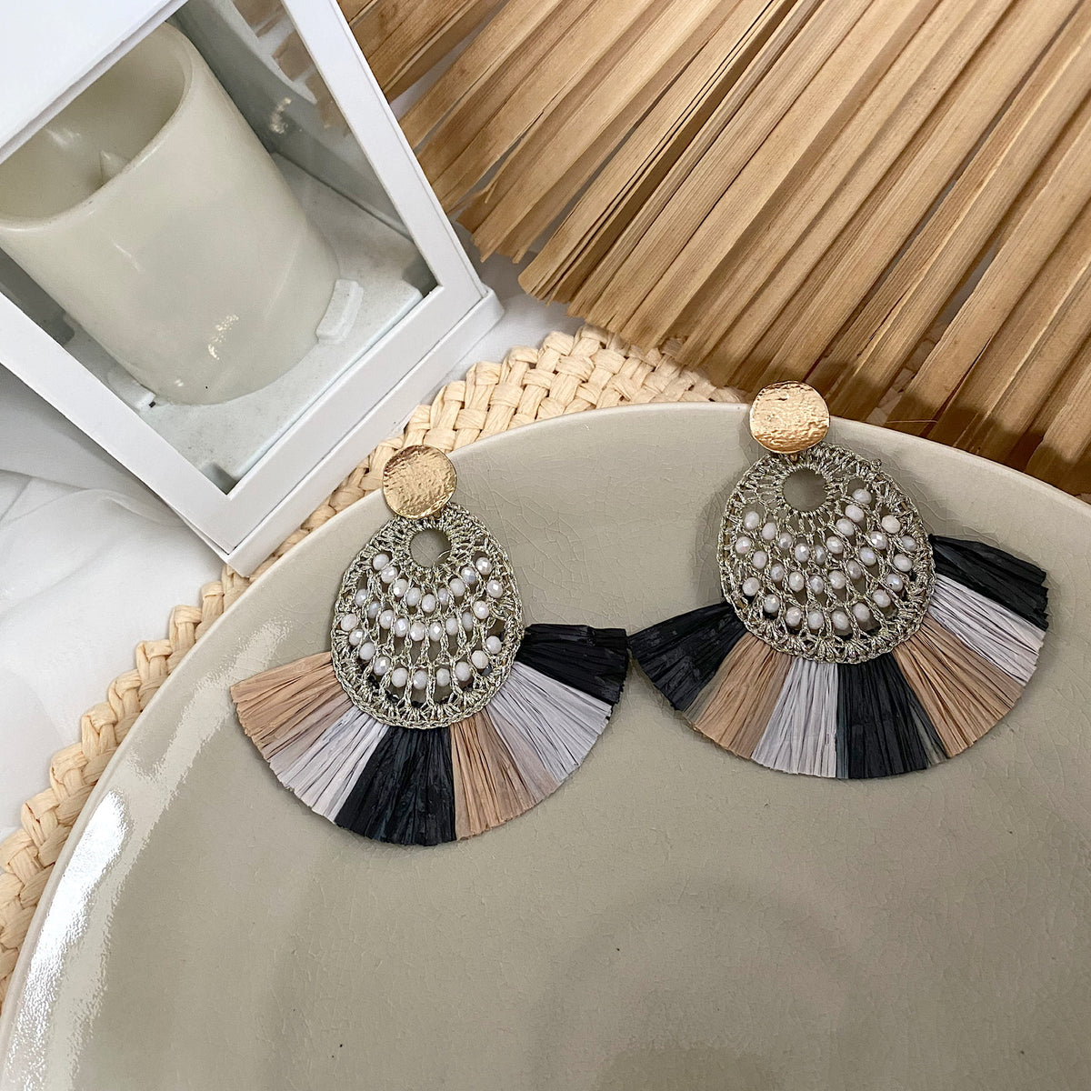 Aretes abanico rafia macrame gris nude negro