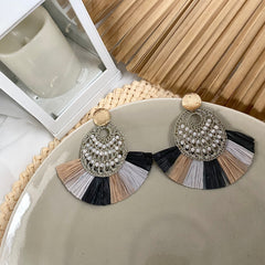 Aretes abanico rafia macrame gris nude negro