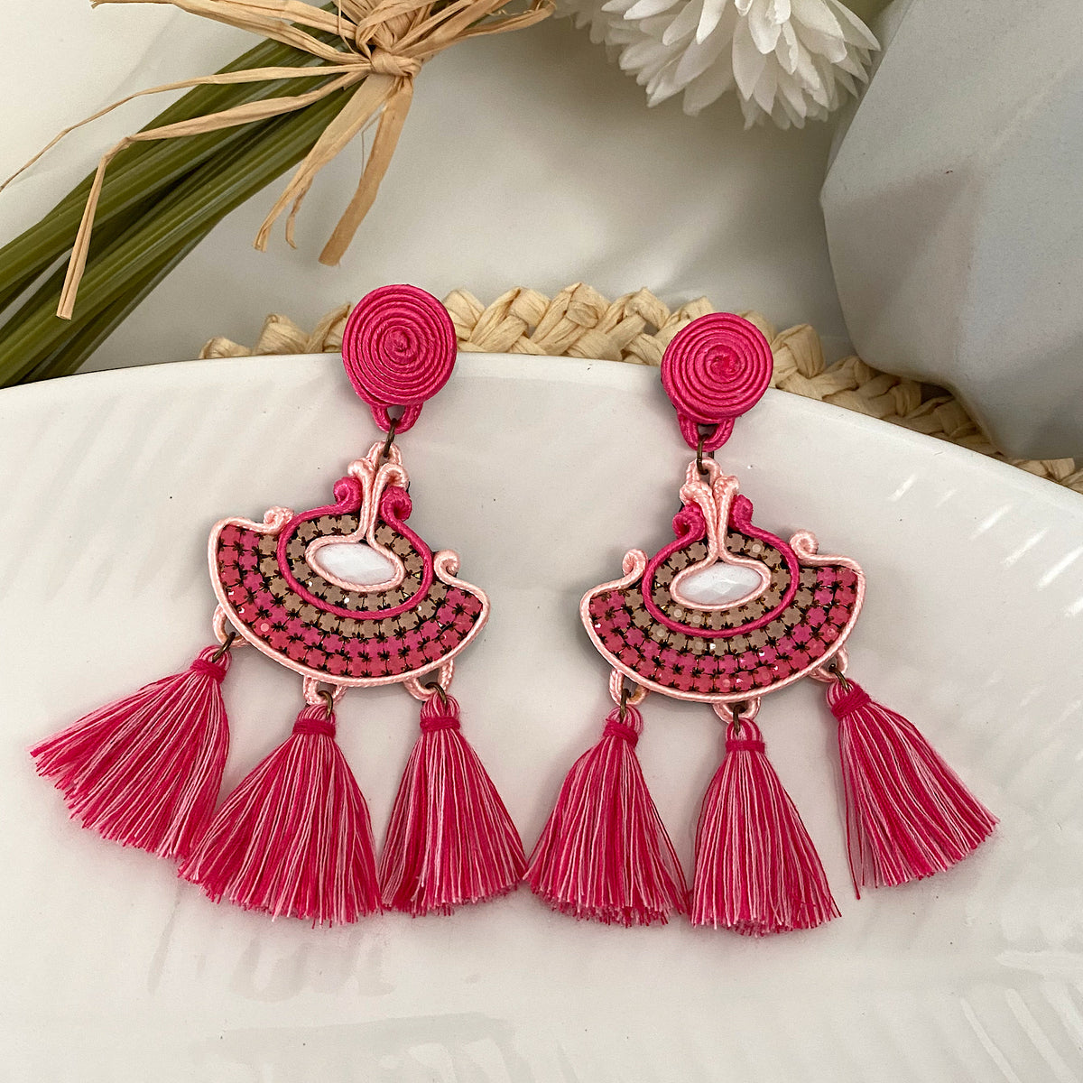 Aretes hechos a mano con borlas de hilo fuccia rosado