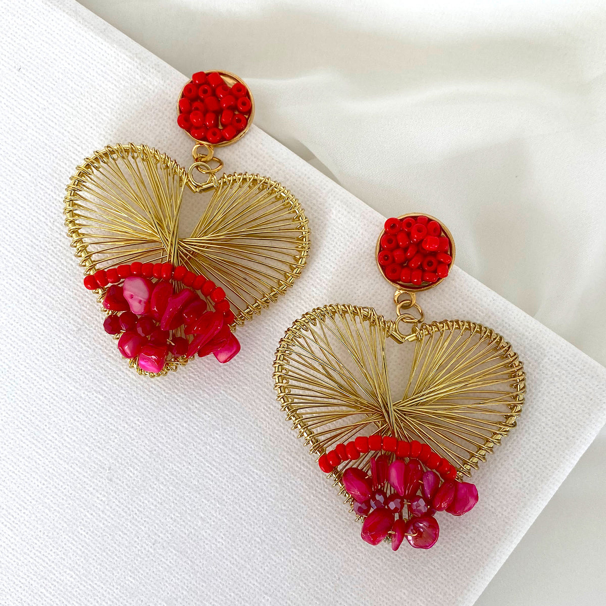 Aretes Jolie Coeur corazón alambrismo con piedras rojas