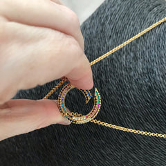 Collar pepa con dije removible circulo incrustado rainbow enchapado en oro 18K