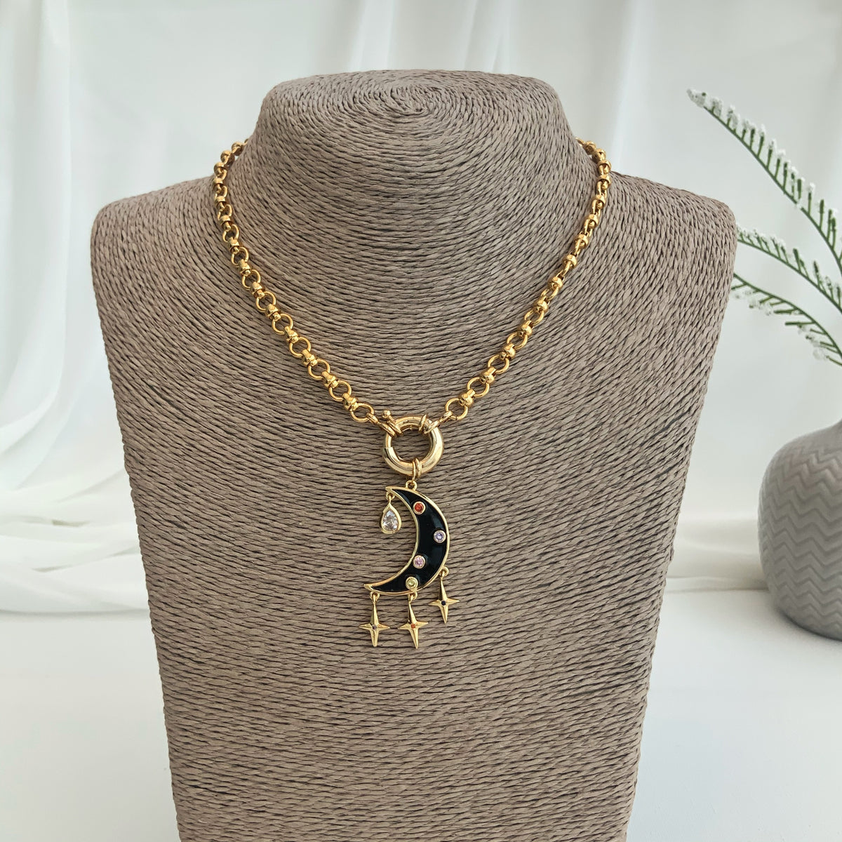 Collar regulador con dije de luna negra enchapado en oro 18k