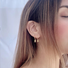 Mini argollas con manitos en plata 925 bañado en oro 18k