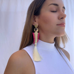 Aretes Loro y borla crema