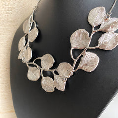 Collar hojas plateado regulable